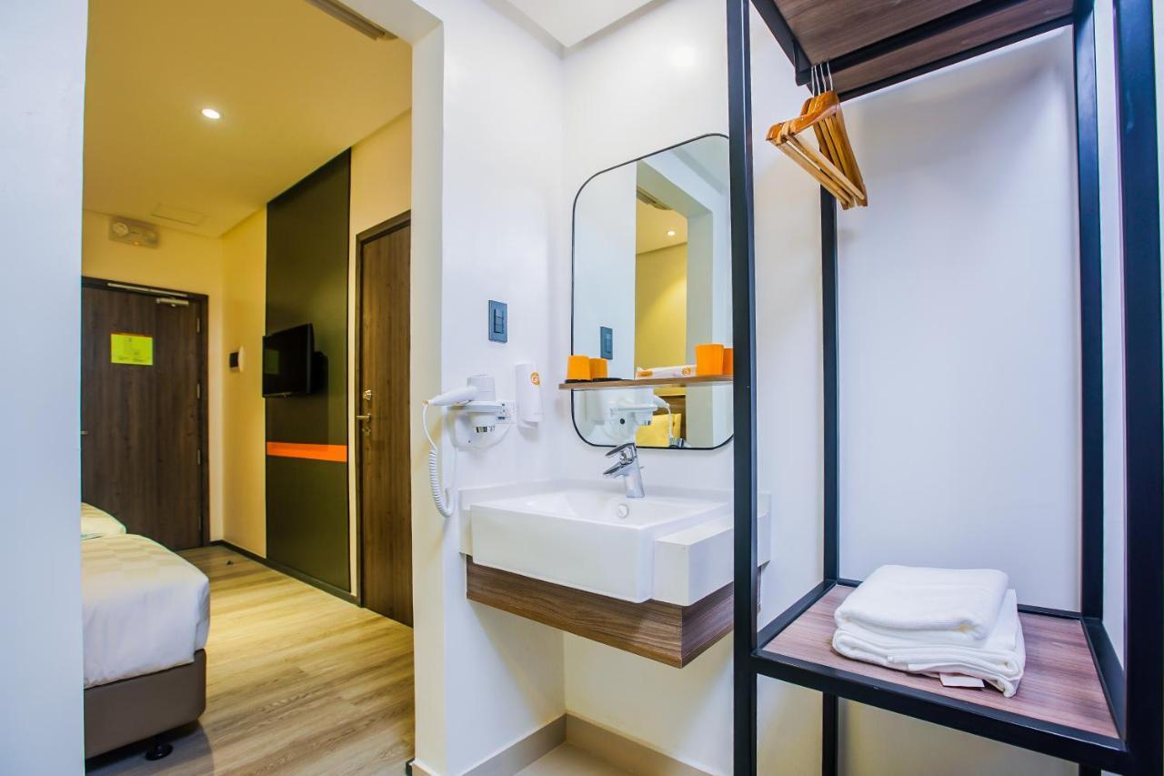 Go Hotels Plus Naga エクステリア 写真